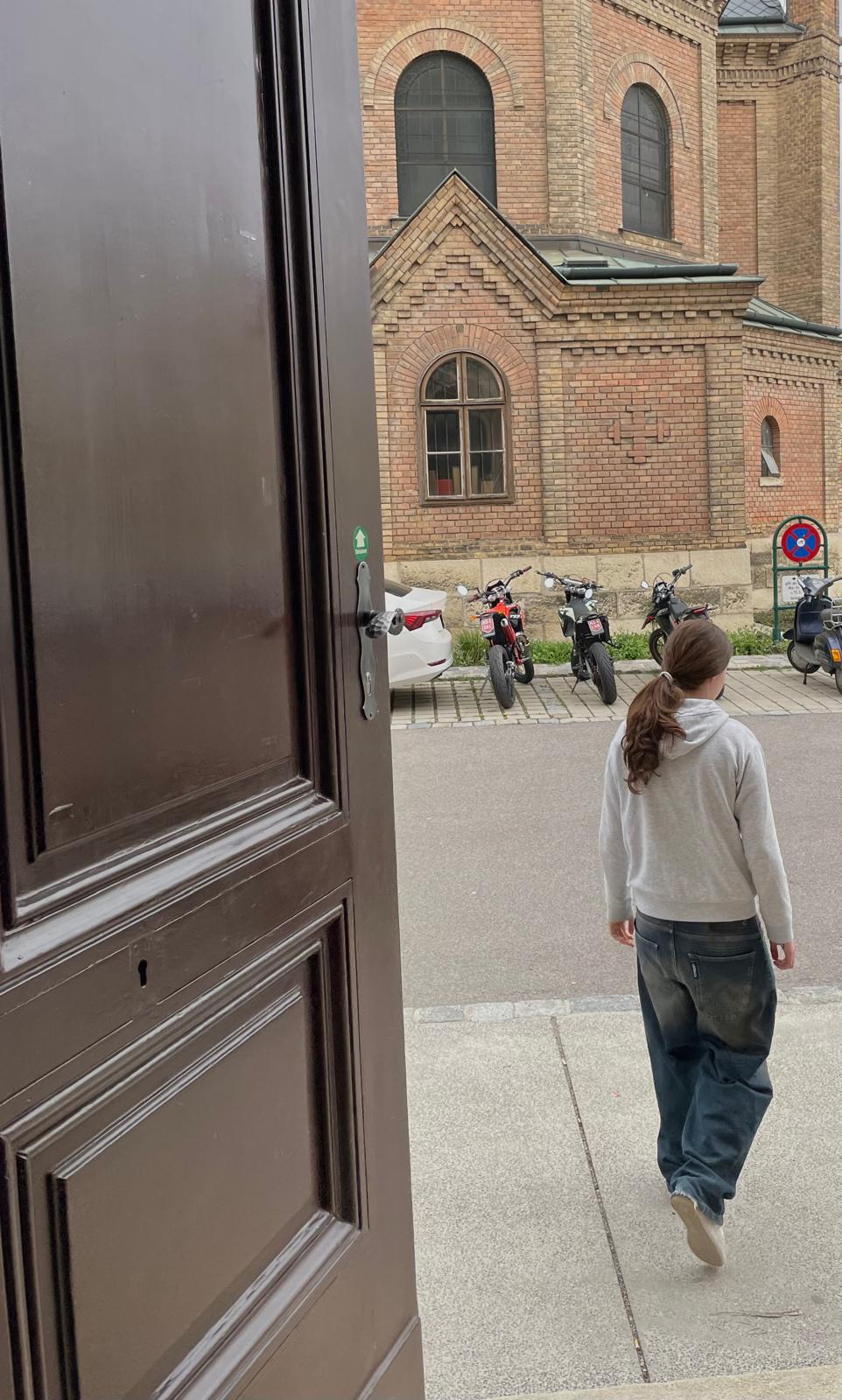 Caro verlässt das Schulhaus